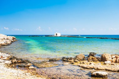 Güzel bir plaj ve deniz Beyaz Şapel