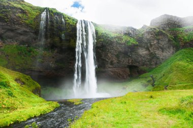 İzlanda 'da Seljalandsfoss şelalesi. 