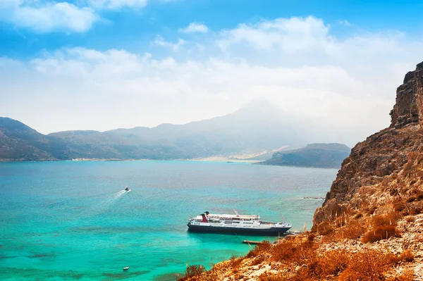 Bela costa marítima com água azul-turquesa . — Fotografia de Stock