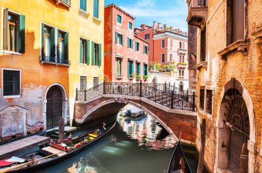 Doğal Kanal Köprüsü ve eski binalar Venedik, İtalya