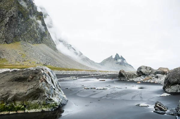 Góry na wybrzeżu Oceanu Atlantyckiego, Islandia — Zdjęcie stockowe