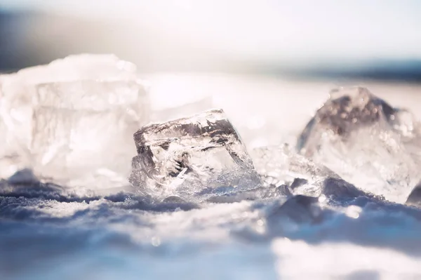 Eis auf dem zugefrorenen See. Makrobild, selektiver Fokus — Stockfoto