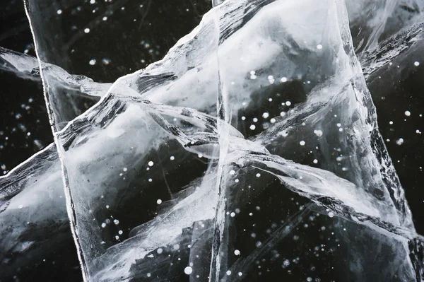 Fissures dans la glace du lac gelé. Macro image, sélectif foc — Photo