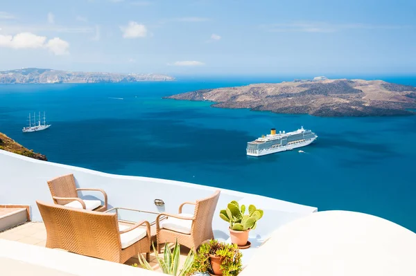 Piękny taras z widokiem na morze. Wyspa Santorini, Grecja. — Zdjęcie stockowe