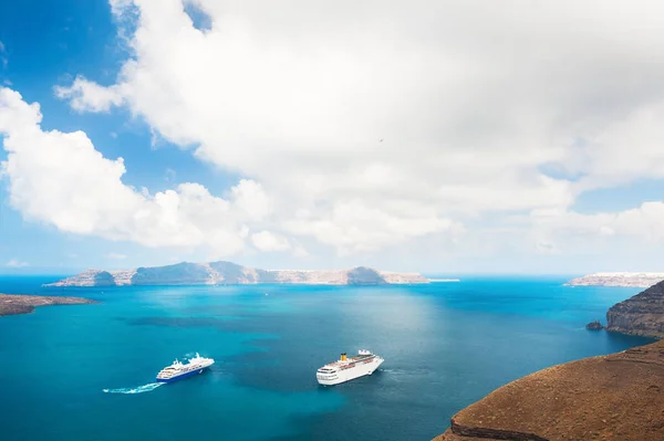 A hajó a tengeren, a görög szigetek közelében. — Stock Fotó