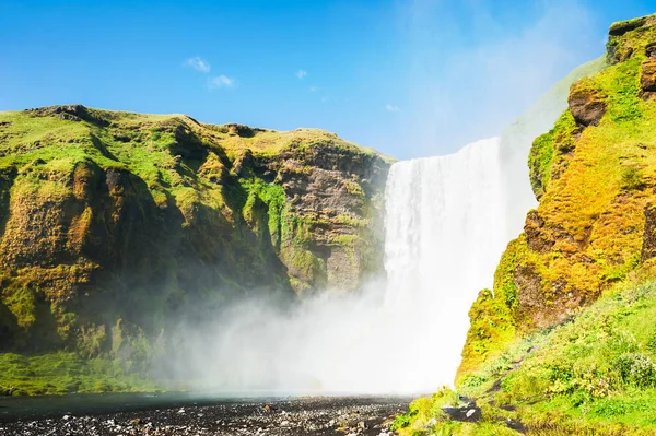 Izland gyönyörű és híres Skogafoss-vízesés. — Stock Fotó