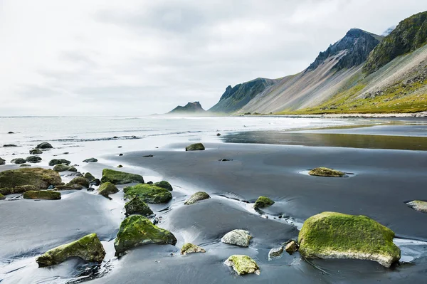 Montagnes sur la côte de l'océan Atlantique, sud de l'Islande — Photo