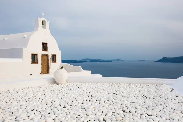 Белая церковь на острове Санторини . — стоковое фото
