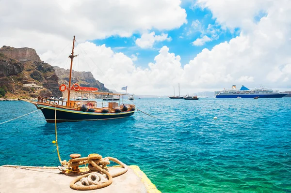 Turist båt och cruise ship i hamnen — Stockfoto