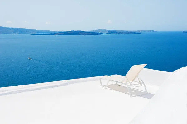 Chaise lounge no terraço com vista para o mar . — Fotografia de Stock