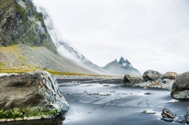 Atlantik Okyanusu, İzlanda'nın kıyısındaki dağlar