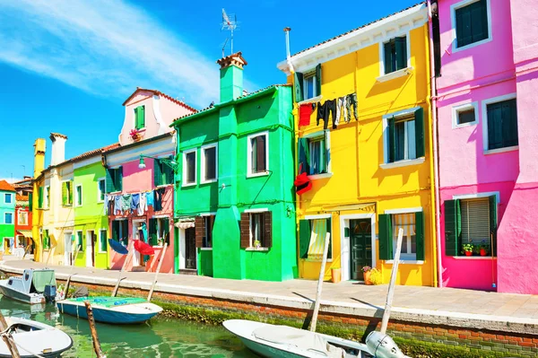 Maisons colorées sur l'île de Burano près de Venise, Italie — Photo