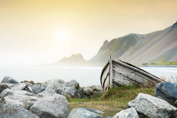 Stará loď na pobřeží Atlantského oceánu v Islandu — Stock fotografie