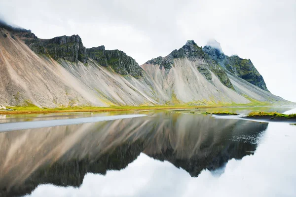 Berg på kusten av Atlanten. Island — Stockfoto