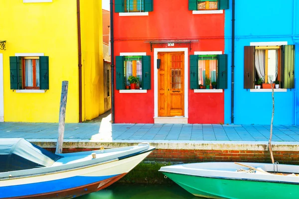 Kolorowe domy w Burano, Włochy — Zdjęcie stockowe