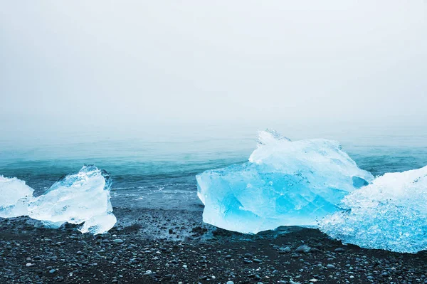 Eis auf dem schwarzen Vulkansand. jokulsarlon Eisstrand, Island. — Stockfoto