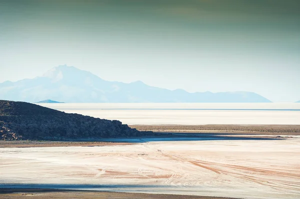 塩フラット ウユニ湖で、ボリビアのアルティプラーノの平面図 — ストック写真
