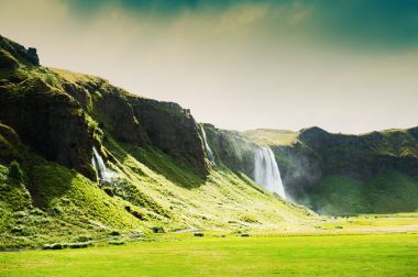 İzlanda 'da Seljalandsfoss şelalesi. 