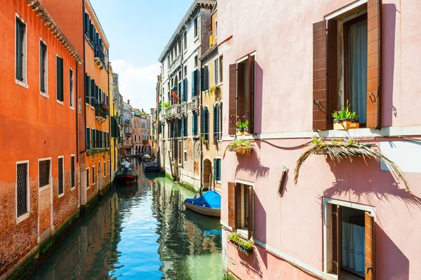 Canal panorámico con edificios coloridos en Venecia, Italia . — Foto de Stock