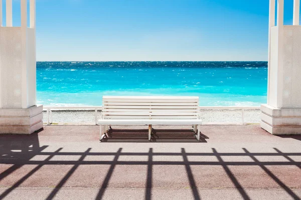 ニース,フランスのプロムナード・デ・アングライスの白いベンチ — ストック写真