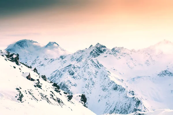 Pokryte śniegiem góry o zachodzie słońca — Zdjęcie stockowe