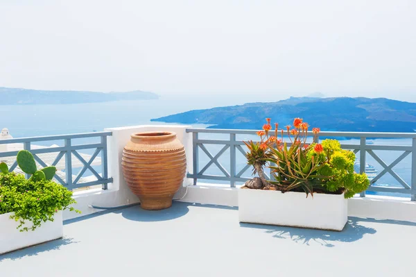 Hermosa terraza con vista al mar . — Foto de Stock