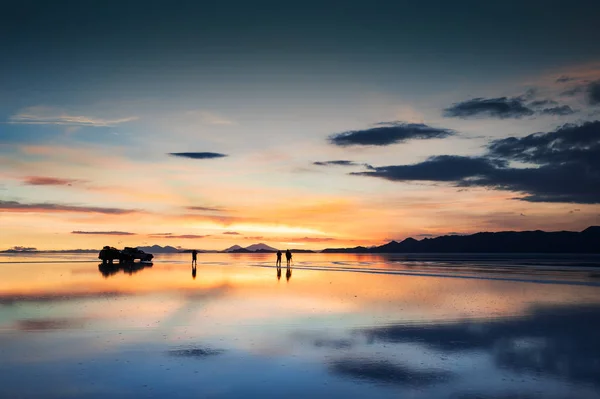 Tuz düz Salar de Uyuni gün batımında, Altiplano, Bolivya
