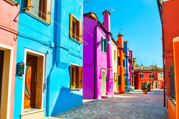 Kolorowe domy w Burano Island, Wenecja, Włochy — Zdjęcie stockowe