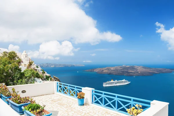 Arquitectura blanca en la isla de Santorini, Grecia. — Foto de Stock