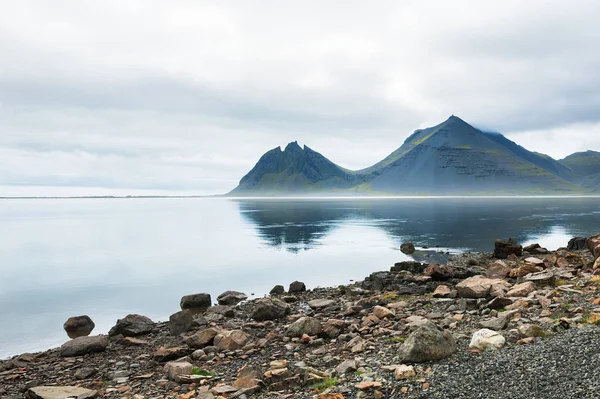 Montagnes sur la côte de l'océan Atlantique, Islande — Photo