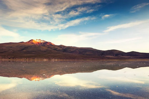 Salt flat Salar de Uyuni and volcano Tunupa at sunrise, Bolivia — Stock Photo, Image