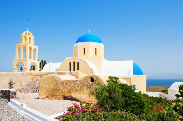 Iglesia en la isla de Santorini, Grecia . — Foto de Stock