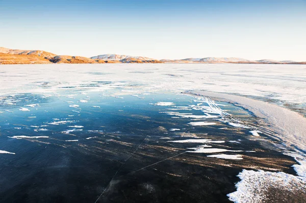 Gelo no lago congelado. Linda paisagem de inverno — Fotografia de Stock