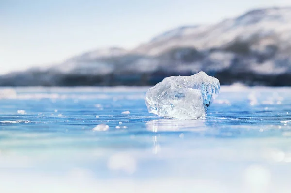 Icicle sur le lac gelé — Photo