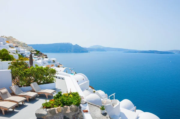 Arquitectura blanca en la isla de Santorini, Grecia. — Foto de Stock