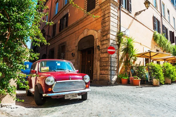 Roter Oldtimer in der alten Straße in Rom geparkt. — Stockfoto