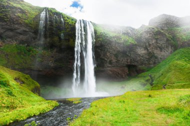 İzlanda 'da Seljalandsfoss şelalesi. 