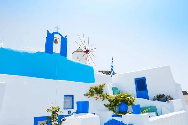 White and blue architecture on Santorini island, Greece. — Stock Photo, Image