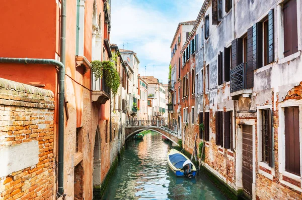 Doğal Kanal Köprüsü ve eski binalar Venedik, İtalya.