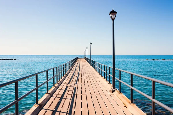 Sahil üzerinde eski ahşap iskele