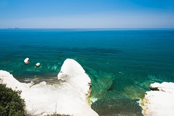 Beautiful beach with white cliff and blue sea — Stock Photo, Image