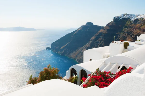 Arquitectura blanca en la isla de Santorini, Grecia. — Foto de Stock