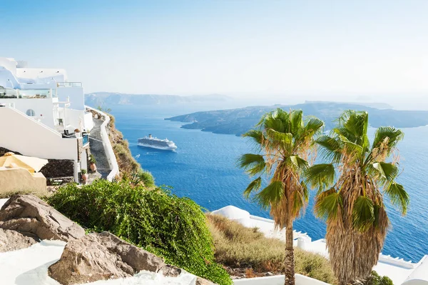 Bílá architektura na ostrově Santorini, Řecko. — Stock fotografie