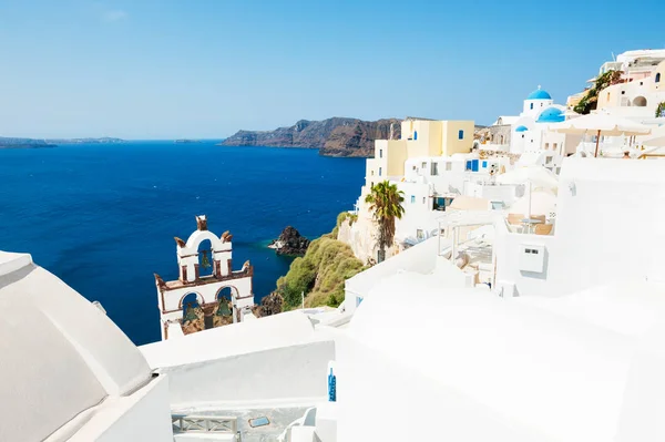 Architettura bianca sull'isola di Santorini, Grecia. — Foto Stock