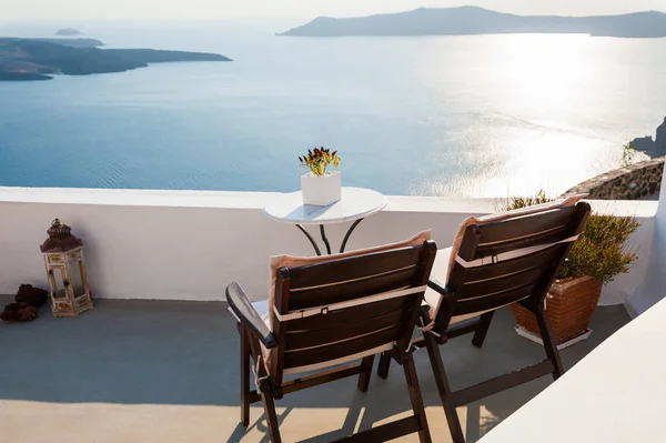 Dwa krzesła na tarasie, z widokiem na morze. — Zdjęcie stockowe