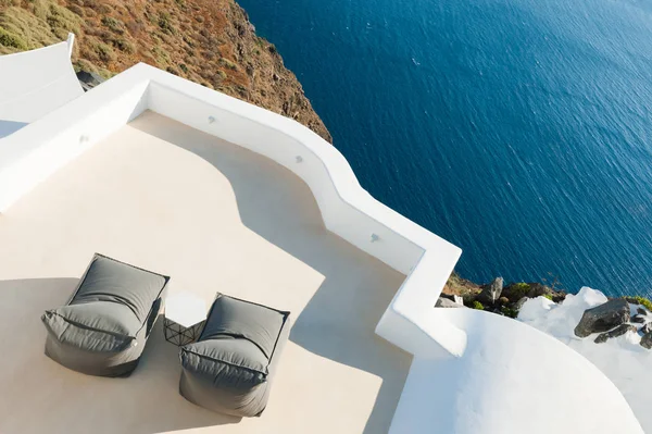 Два лежаки на терасі біля моря . — стокове фото