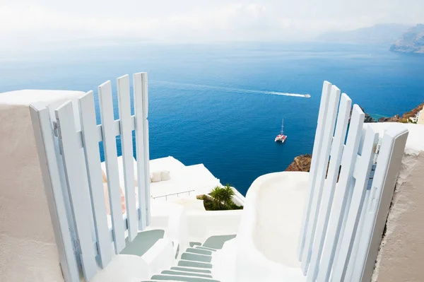 Bílá architektura na ostrově Santorini, Řecko. — Stock fotografie