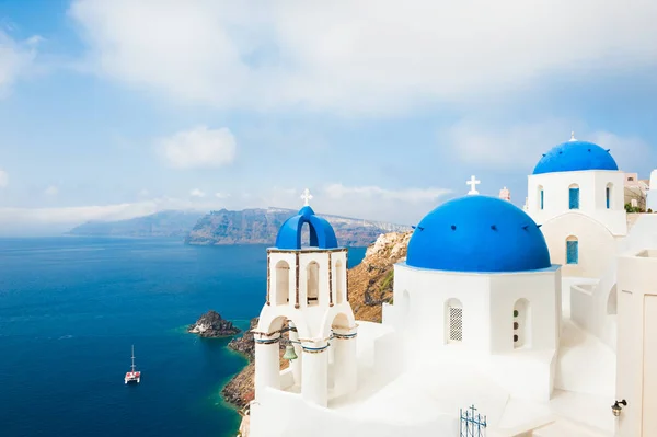 Igreja branca com cúpulas azuis na ilha de Santorini, Grécia — Fotografia de Stock