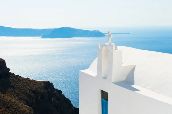 Chiesa bianca sull'isola di santorini, Grecia. — Foto Stock