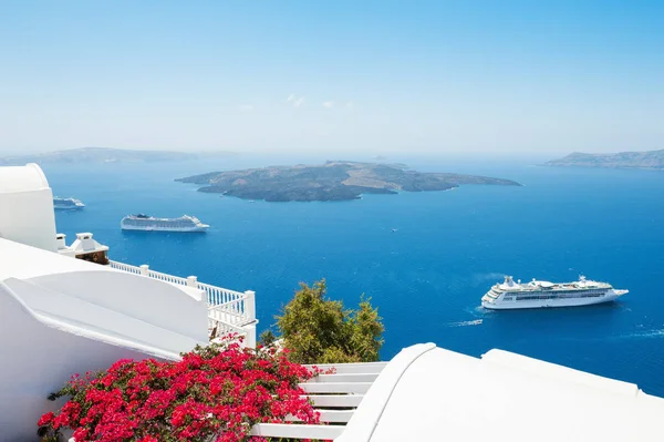 Bílá architektura na ostrově Santorini, Řecko. — Stock fotografie